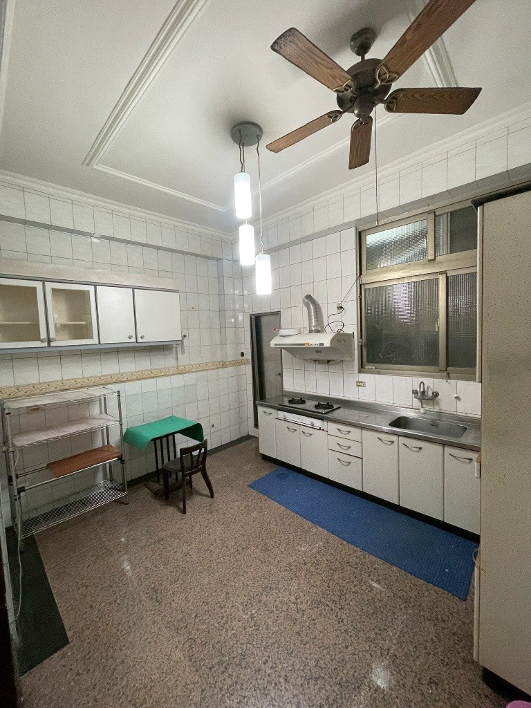 中陽路🎀優質地段🎀寬敞大透天🎀超美裝潢✅可租補 - Fengyuan - Flat - Homates Taiwan