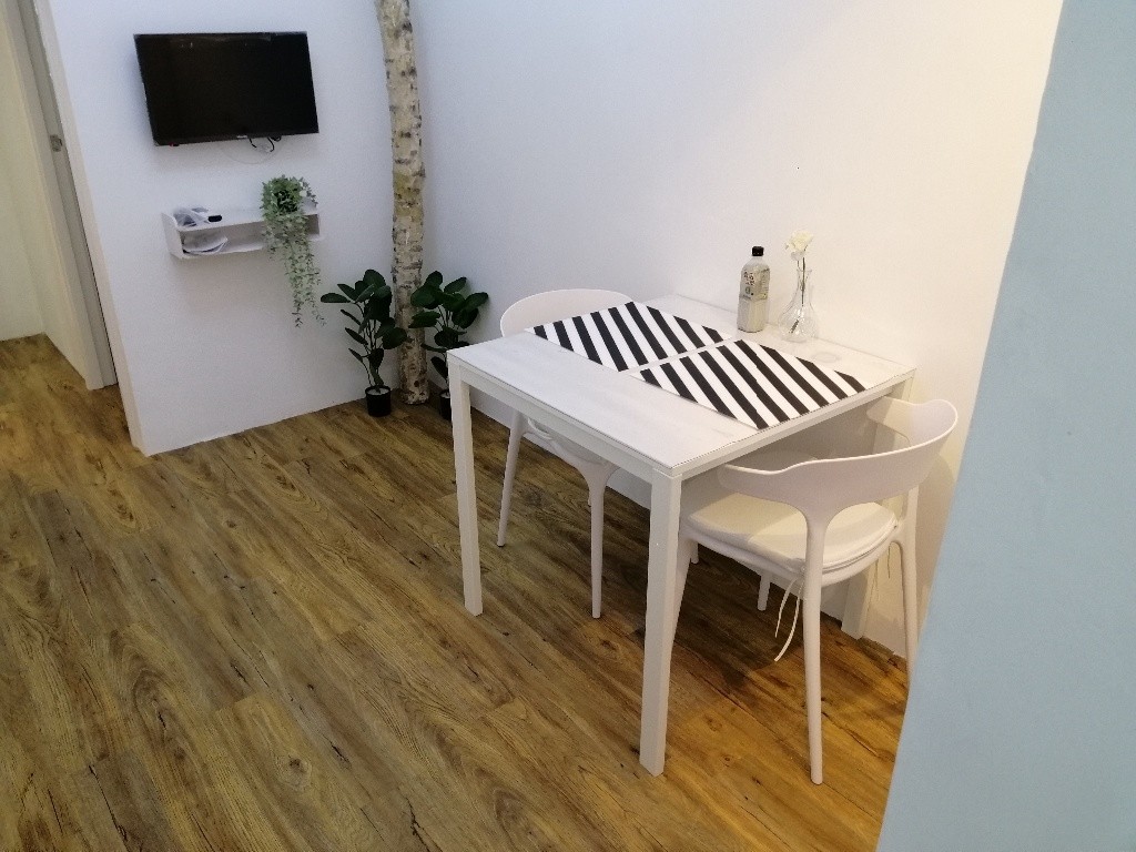 Brand new refurb shared rooms. 2 mins walk to Sham Shui Po Station exit A - Sham Shui Po - Bedroom - Homates Hong Kong