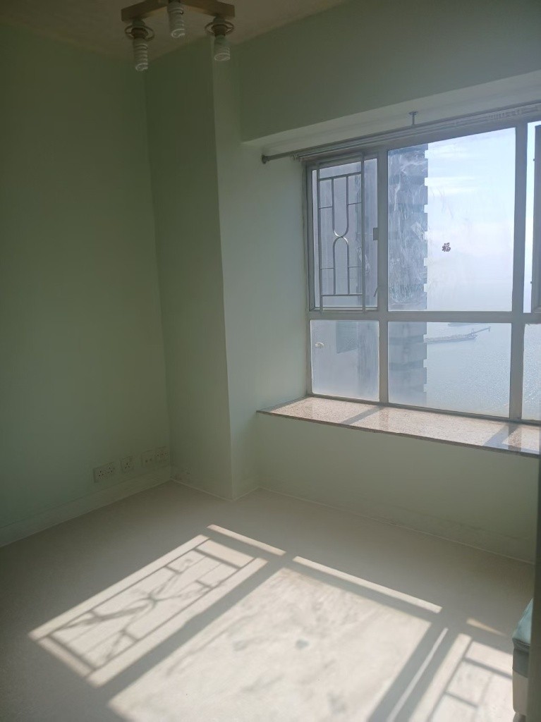 Master bedroom with ensuite bathroom, with basic furniture, high rise with sea view - 屯門 - 住宅 (整間出租) - Homates 香港