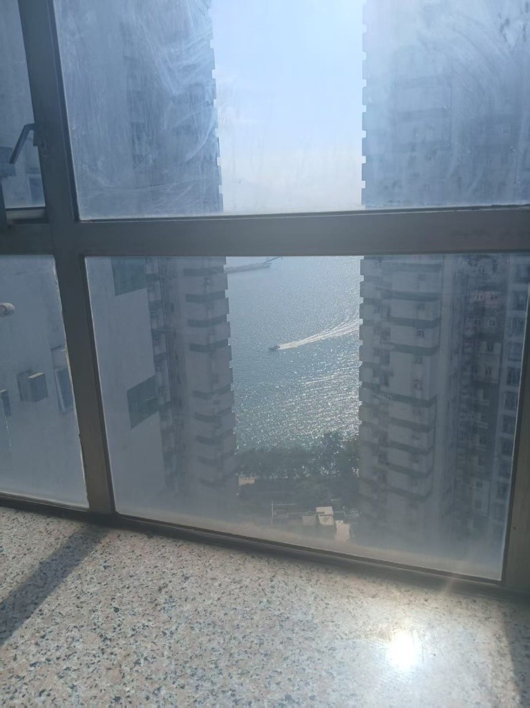 Master bedroom with ensuite bathroom, with basic furniture, high rise with sea view - 屯門 - 住宅 (整間出租) - Homates 香港