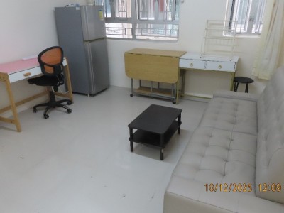 黃大仙，金鳳樓，中層2房廳。實用 374方尺。有家電及稼私。全包：$12,500。  - 翠鳳街1 - 15，金鳳樓