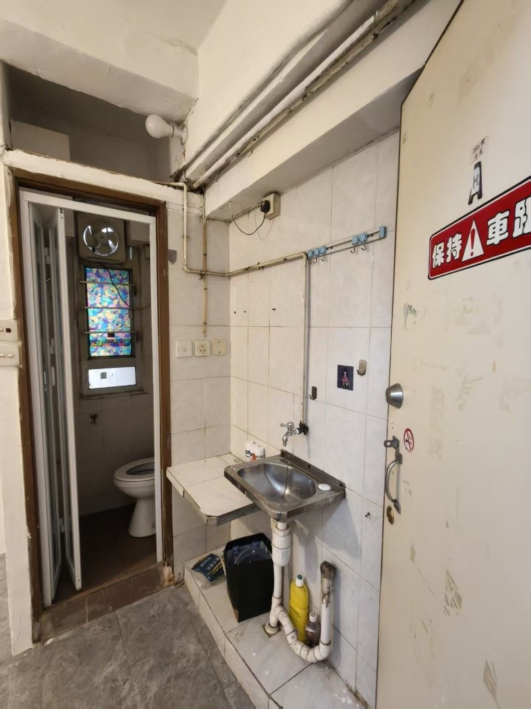 LB24 188C4   No lift buiding at sham Shui Po - 深水埗 - 房间 (合租／分租) - Homates 香港