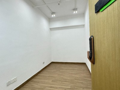 观塘港铁沿线好房，交通便利 - 九龍觀塘鴻圖道 55 號幸運工業大廈 9 樓 F 座    观塘地铁站A2出口