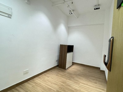 观塘港铁沿线好房，交通便利 - 九龍觀塘鴻圖道 55 號幸運工業大廈 9 樓 F 座    观塘地铁站A2出口