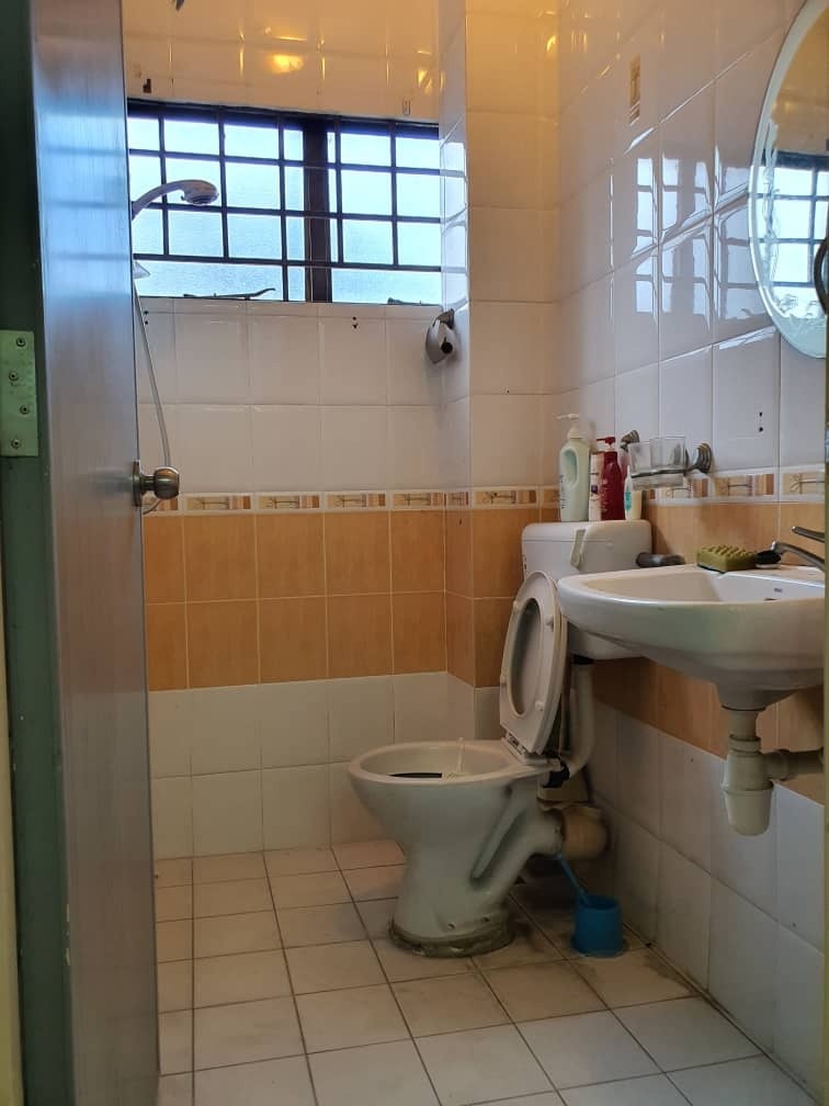 Middle Room at Taman Puchong Indah, Puchong -  - 房间 (合租／分租) - Homates 马来西亚