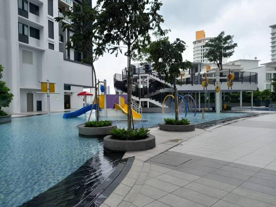 Middle Room for Rent — Fully Furnished 3R2B Condo (876 sq ft), Old Klang Road -  - 房間 (合租／分租) - Homates 馬來西亞
