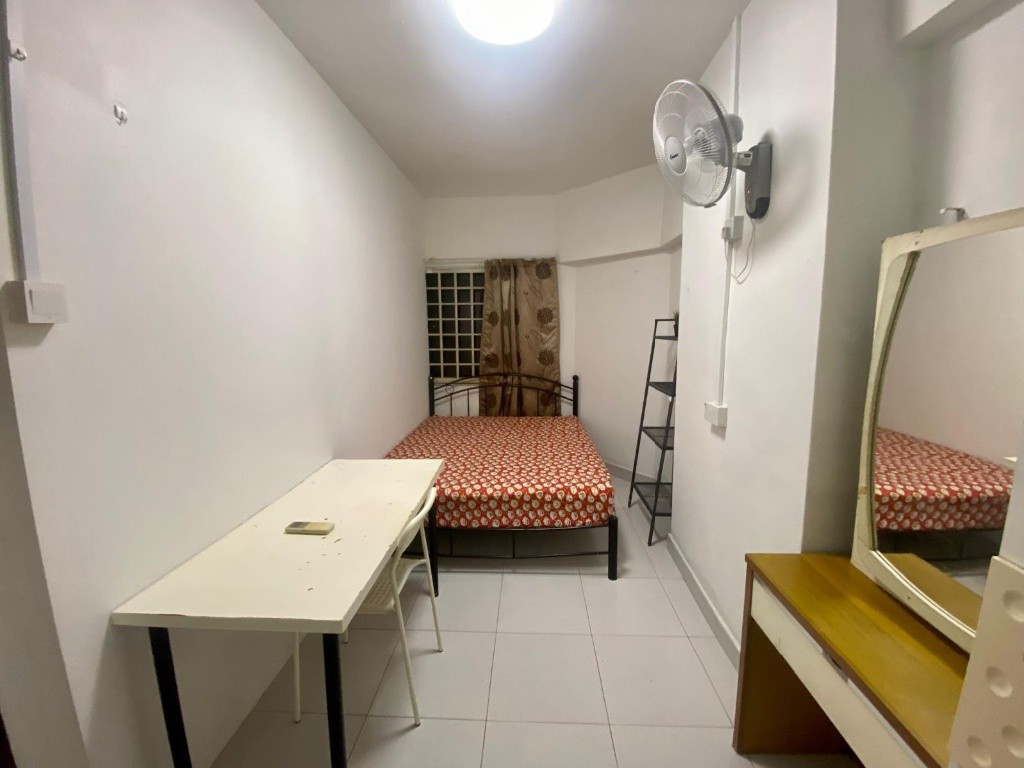Room for rent / BUGIS / Common room / 1pax stay / Available 1 Nov	 - Bugis 白沙浮 - 分租房間 - Homates 新加坡